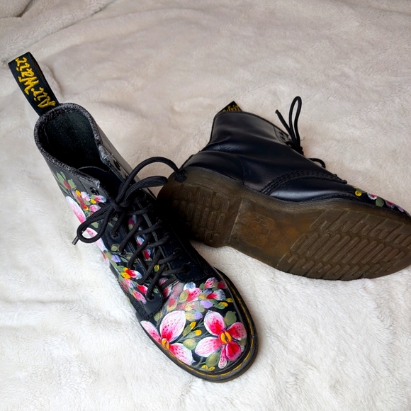 Dr. Martens "hand painted in France" 1460 Vonda II Women's ankle boot! (W-10) - Picture 3 of 14